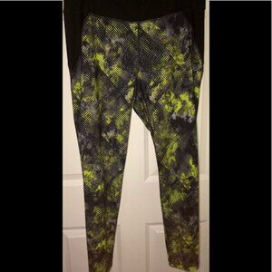 NWOT Xersion fitted workout leggings. Fun colors and pattern.